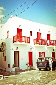 Los albergues en Mykonos pueden recordar a los B&B, si desayuno, o a pequeñas pensiones. Foto de shuhuui.